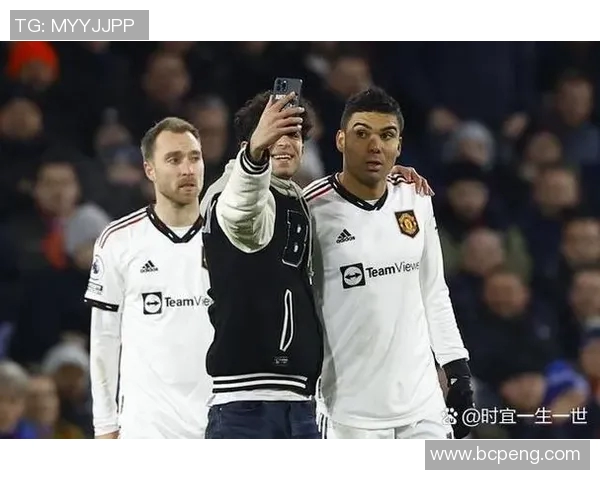 曼联官方宣布首名签约球员热情加盟球队，开启辉煌新篇章